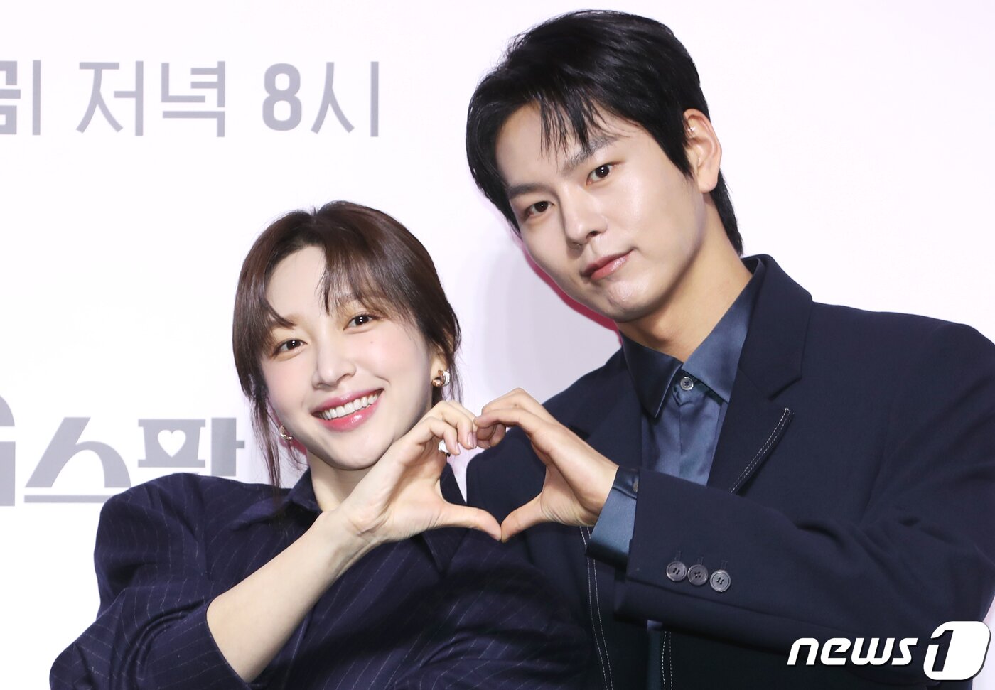 본문 이미지 - 배우 안희연(하니)과 박선호(오른쪽)가 22일 서울 강남구 조선 팰리스 서울 강남에서 열린 쿠팡플레이 시리즈 '판타G스팟' 제작발표회에서 포즈를 취하고 있다. '판타G스팟'은 한 번도 느껴본 적 없는 희재(안희연 분)와 사랑 없는 관계만 즐기는 미나(배우희 분), 두 사람이 섹스 카운슬링을 진행하며 스스로를 알아가는 이야기를 그린 작품이다. 2022.12.22/뉴스1 ⓒ News1 권현진 기자