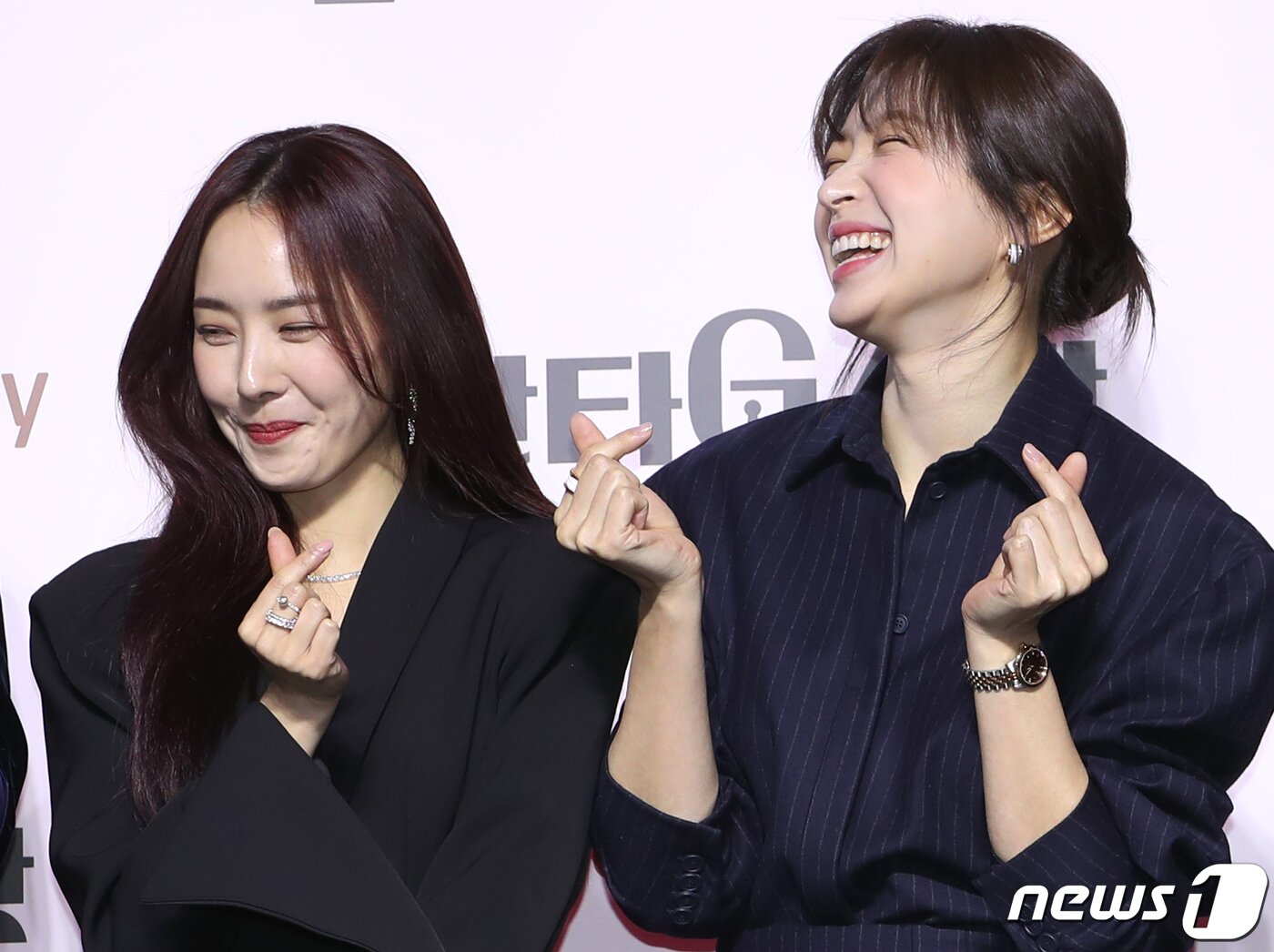 본문 이미지 - 배우 배우희와 안희연(오른쪽)이 22일 서울 강남구 조선 팰리스 서울 강남에서 열린 쿠팡플레이 시리즈 '판타G스팟' 제작발표회에서 포즈를 취하고 있다. '판타G스팟'은 한 번도 느껴본 적 없는 희재(안희연 분)와 사랑 없는 관계만 즐기는 미나(배우희 분), 두 사람이 섹스 카운슬링을 진행하며 스스로를 알아가는 이야기를 그린 작품이다. 2022.12.22/뉴스1 ⓒ News1 권현진 기자