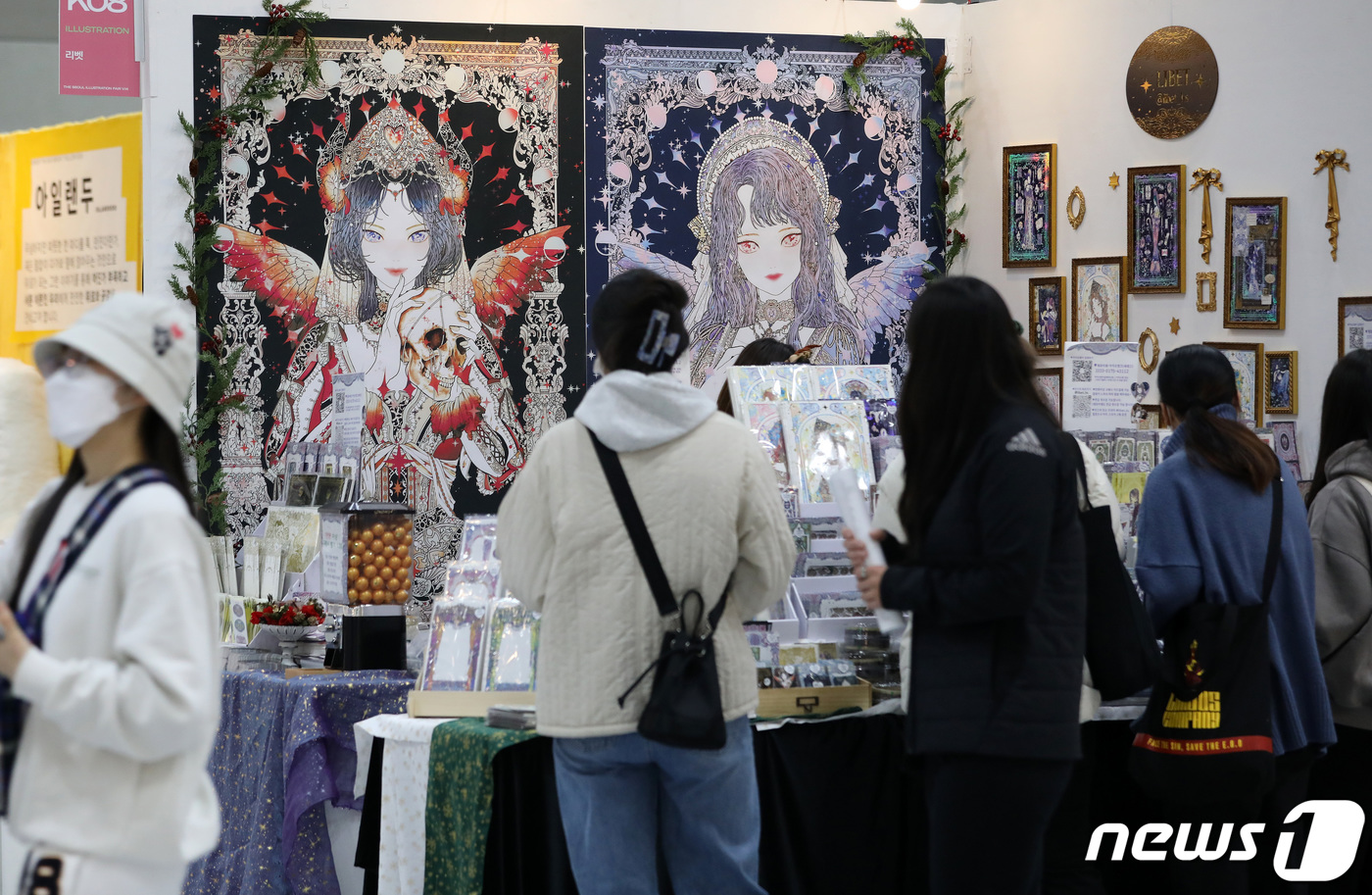 (서울=뉴스1) 이동해 기자 = 22일 서울 강남구 코엑스에서 열린 서울일러스트레이션페어 V.14(서일페)'를 찾은 시민들이 부스를 둘러보고 있다.오는 25일까지 코엑스 B홀에서 …