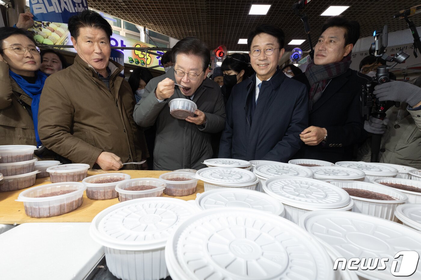 본문 이미지 - 이재명 더불어민주당 대표가 22일 오전 경북 안동시 옥야동 안동중앙신시장을 찾아 팥죽을 먹고 있다. 2022.12.22/뉴스1 ⓒ News1 이재명 기자