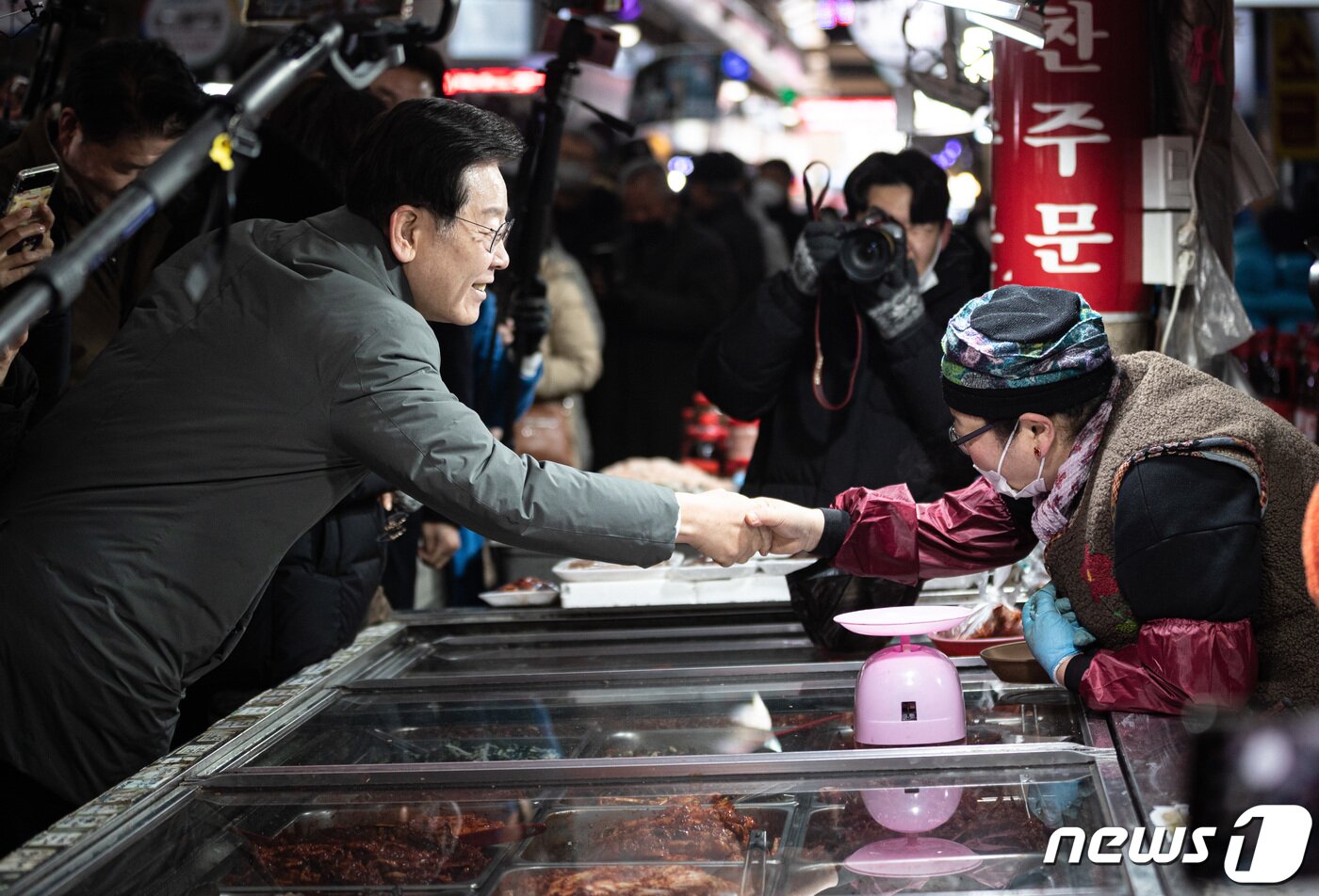 본문 이미지 - 이재명 더불어민주당 대표가 22일 오전 경북 안동시 옥야동 안동중앙신시장에서 상인과 인사하고 있다. 2022.12.22/뉴스1 ⓒ News1 이재명 기자
