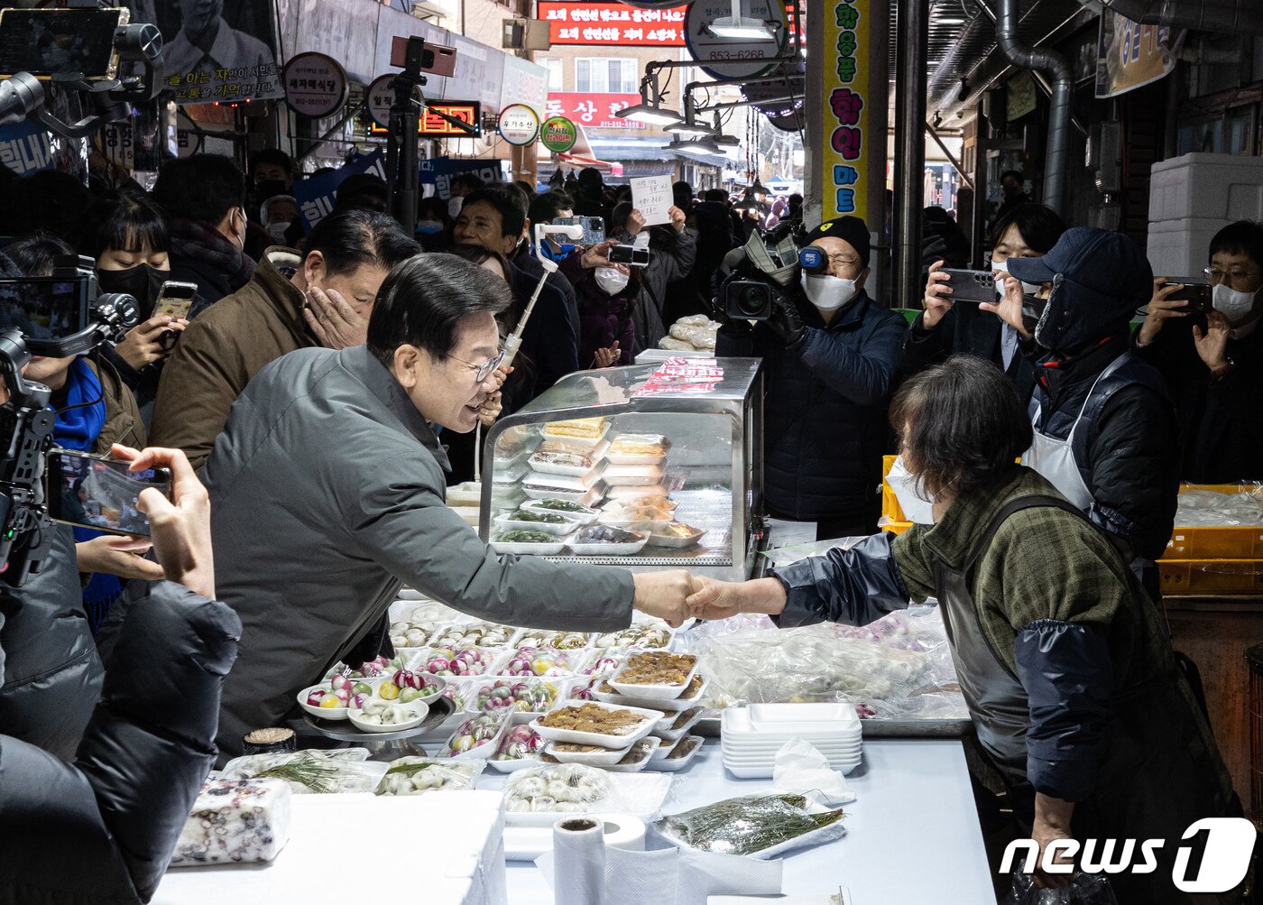 본문 이미지 - 이재명 더불어민주당 대표가 22일 오전 경북 안동시 옥야동 안동중앙신시장에서 상인과 인사하고 있다. 2022.12.22/뉴스1 ⓒ News1 이재명 기자