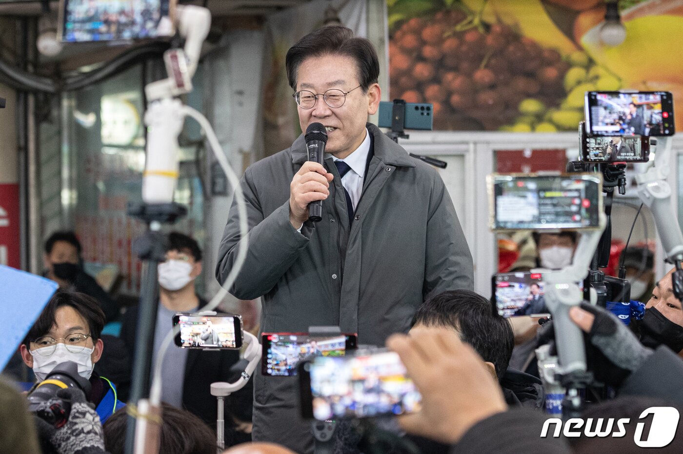 본문 이미지 - 이재명 더불어민주당 대표가 22일 오전 경북 안동시 옥야동 안동중앙신시장에서 시민들에게 발언을 하고 있다. 2022.12.22/뉴스1 ⓒ News1 이재명 기자