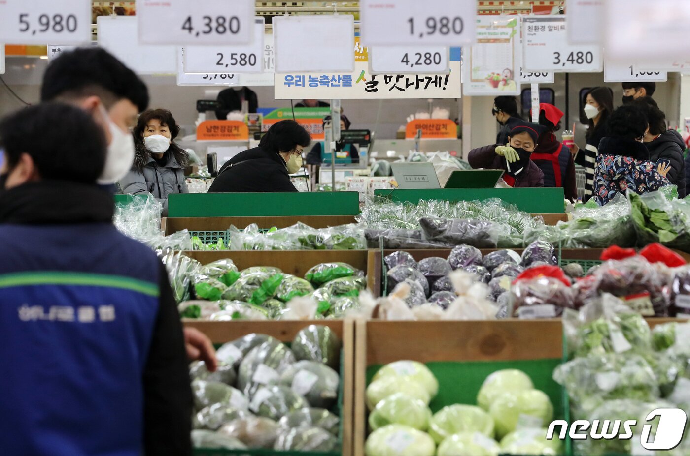 본문 이미지 - 22일 서울의 한 대형마트에서 시민들이 야채와 채소 등 농산물을 살펴보고 있다. 2022.12.22/뉴스1 ⓒ News1 이동해 기자