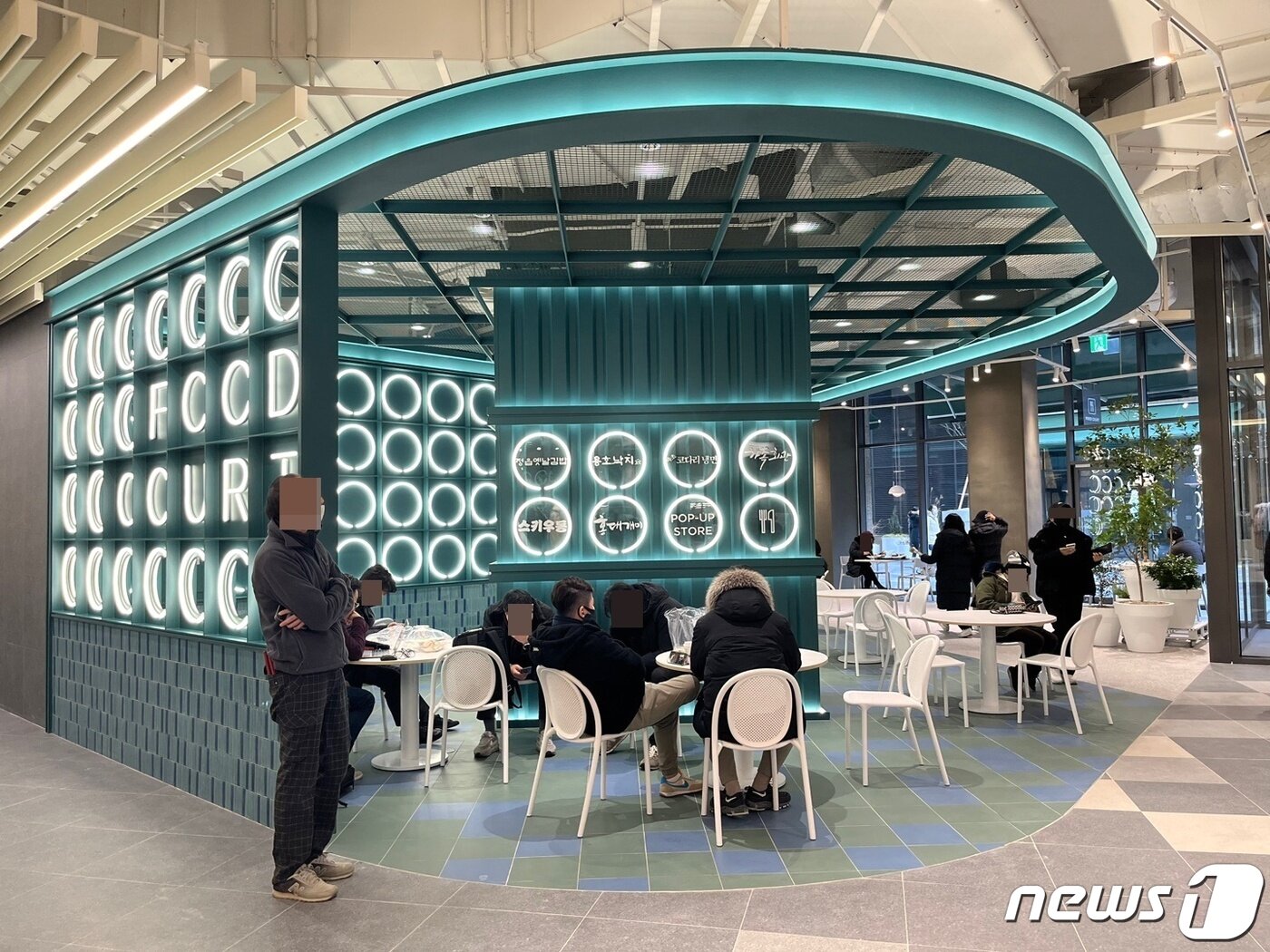 본문 이미지 - 아이파크몰 고척점 곳곳에서는 다양한 식품 매장을 볼 수 있다. ⓒ News1 신민경 기자