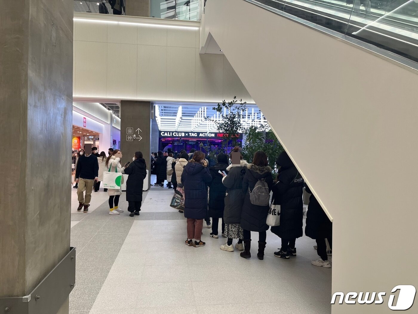 본문 이미지 - 아이파크몰 고척점 오픈 당일 캘리클럽 할인 이용권을 구매하기 위해 수백명의 소비자들이 줄을 서 있다. ⓒ News1 신민경 기자