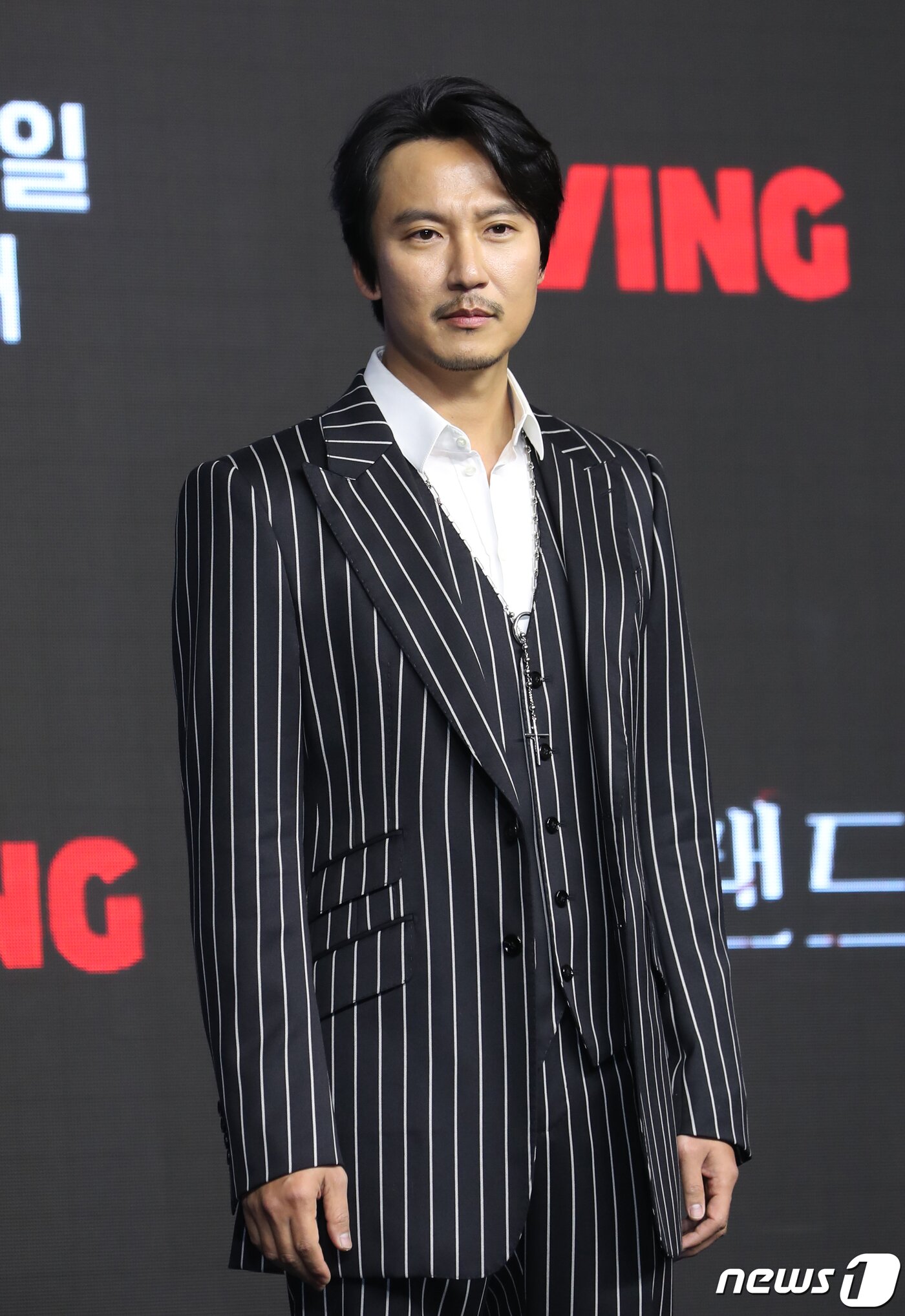 본문 이미지 - 배우 김남길이 22일 서울 영등포구 콘래드 서울 호텔에서 열린 티빙 오리지널 시리즈 '아일랜드' 제작발표회에서 포즈를 취하고 있다. '아일랜드'는 세상을 멸망시키려는 악에 대항해 싸워야 하는 운명을 가진 인물들의 여정을 그린 드라마다. 2022.12.22/뉴스1 ⓒ News1 권현진 기자