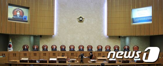 김명수 대법원장을 비롯한 대법관들이 지난해 12월 22일 오후 서울 서초구 대법원에서 열린 전원합의체 선고를 위해 대법정에 입장해 자리하고 있는 모습. 2022.12.22/뉴스1 © News1 구윤성 기자