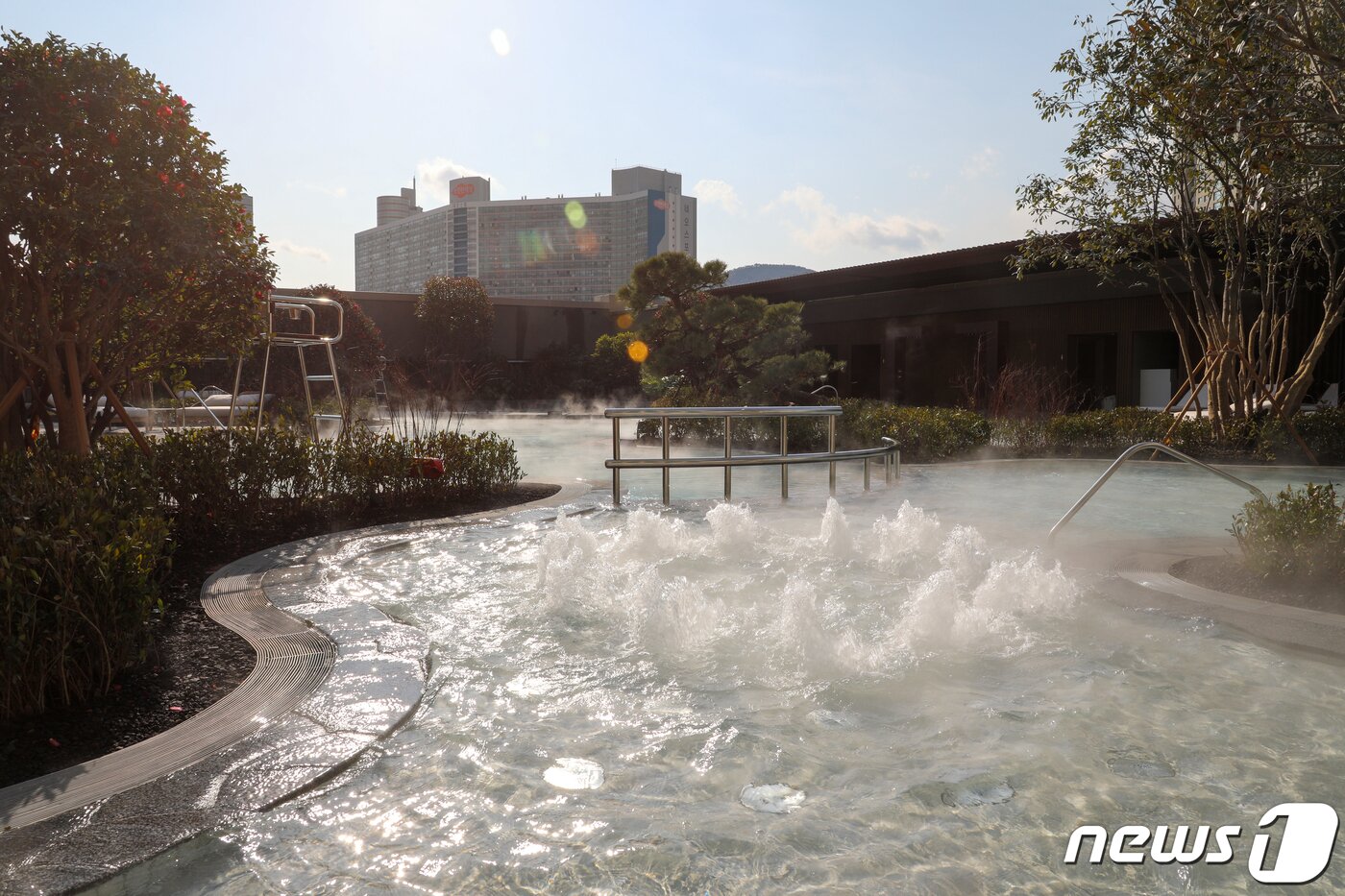 본문 이미지 - 부산롯데호텔 아웃도어 스위밍풀과 풀 카페 앤 바 전경