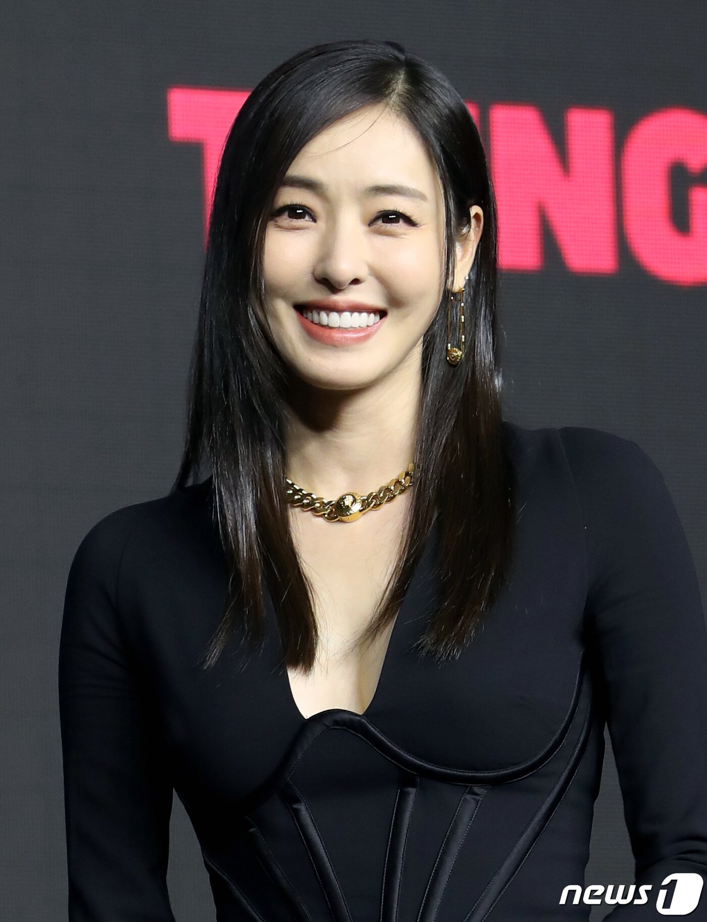 본문 이미지 - 배우 이다희가 22일 서울 영등포구 콘래드 서울 호텔에서 열린 티빙 오리지널 시리즈 '아일랜드' 제작발표회에서 미소를 짓고 있다. '아일랜드'는 세상을 멸망시키려는 악에 대항해 싸워야 하는 운명을 가진 인물들의 여정을 그린 드라마다. 2022.12.22/뉴스1 ⓒ News1 권현진 기자