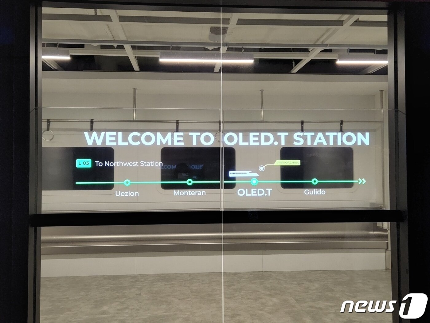 본문 이미지 - LG디스플레이의 모빌리티 투명 OLED 솔루션. 열차 창문을 통해 외부 풍경을 보는 승객의 시야를 가리지 않으면서 화면을 통한 각종 광고 및 정보들을 제공한다.