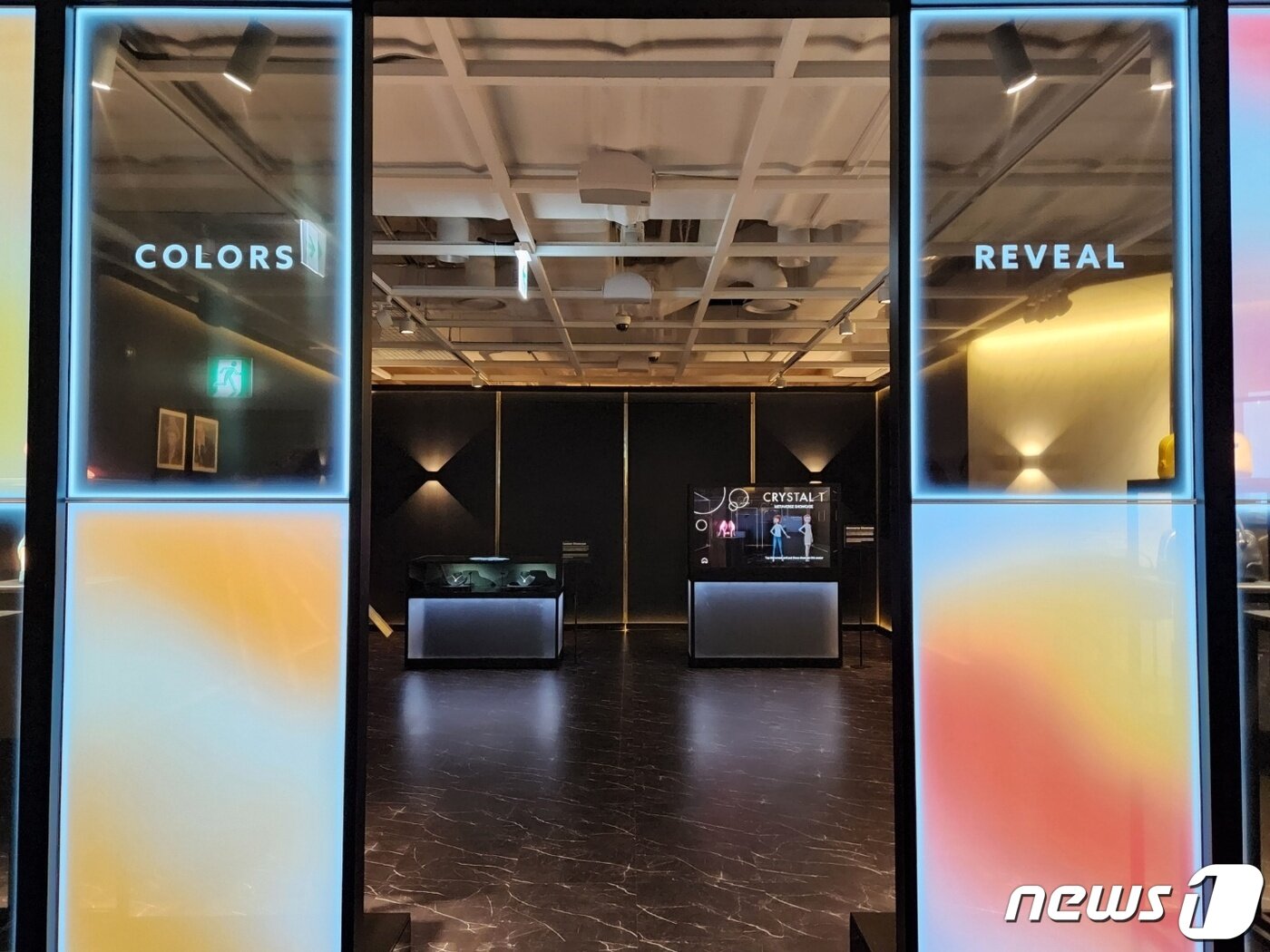 본문 이미지 - 서울 세종문화회관에서 열리는 '투명한 미래展'에 전시된 투명 OLED 쇼케이스.