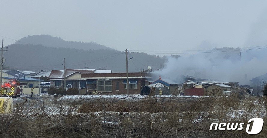 22일 오후 서천군 한산면의 한 농가 아궁이에서 불이나 2시간 만에 화재가 진압됐다.