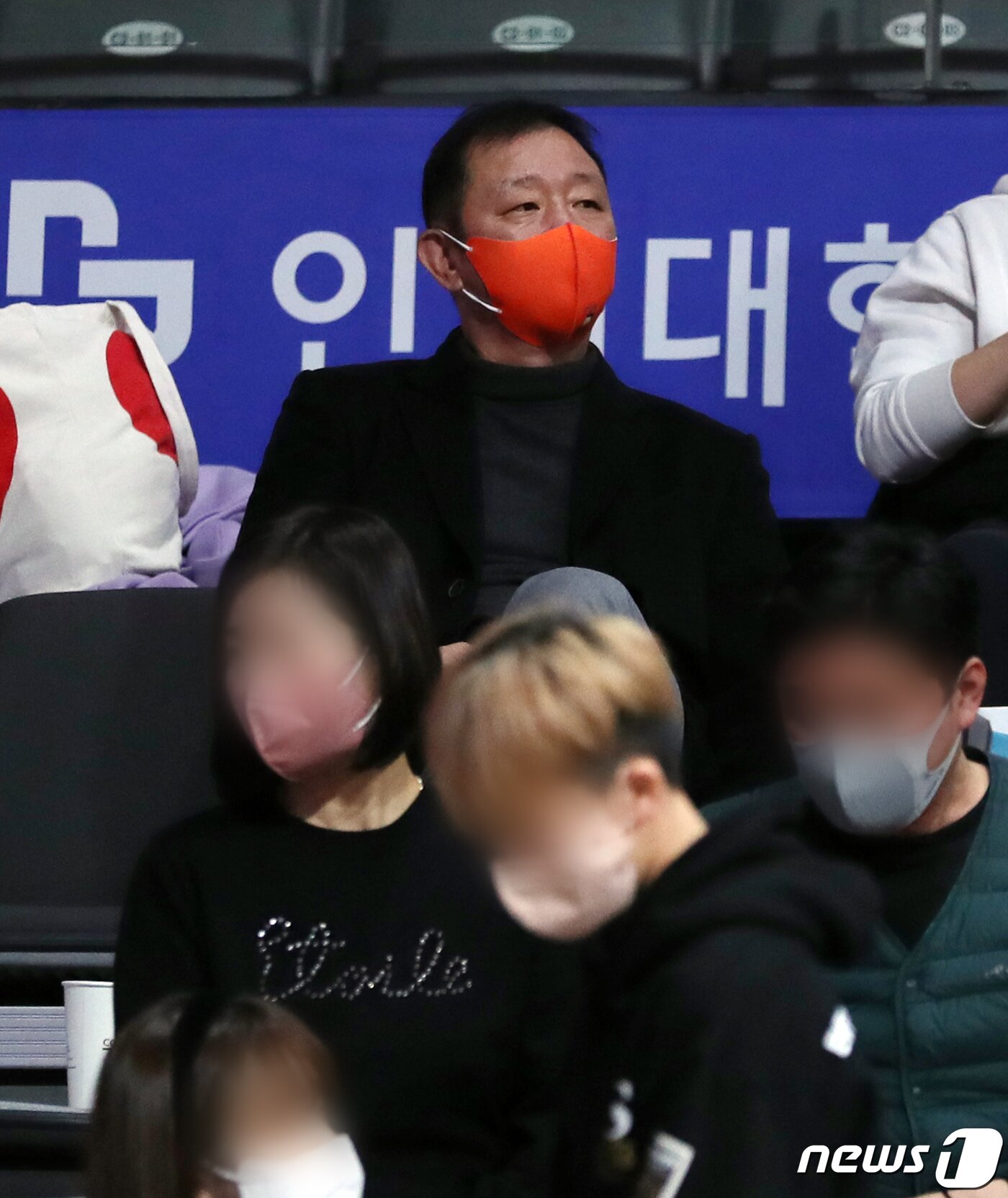 본문 이미지 - 22일 오후 경기 고양체육관에서 열린 '2022-2023 SKT 에이닷 프로농구' 고양 캐롯과 서울 삼성의 경기, 허재 고양 캐롯 구단주가 경기를 지켜보고 있다. 2022.12.22/뉴스1 ⓒ News1 김진환 기자