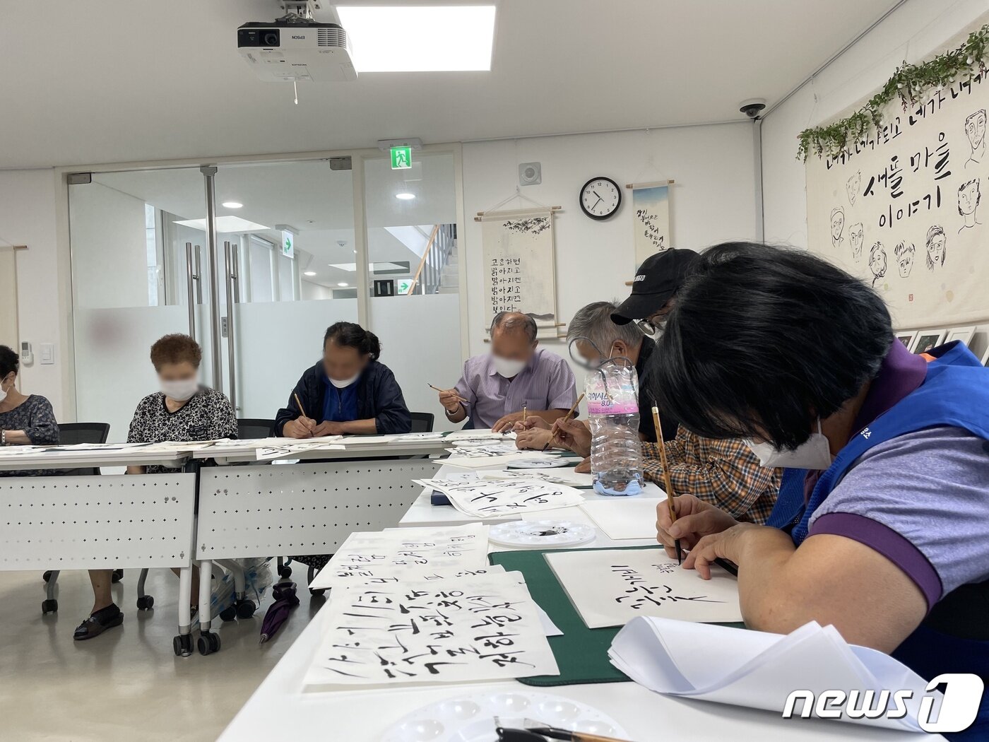 본문 이미지 - 서울시립돈의동쪽방상담소에서 쪽방촌 주민들을 대상으로 진행한 캘리그래피(손글씨 예술) 수업. / 돈의동쪽방상담소 제공
