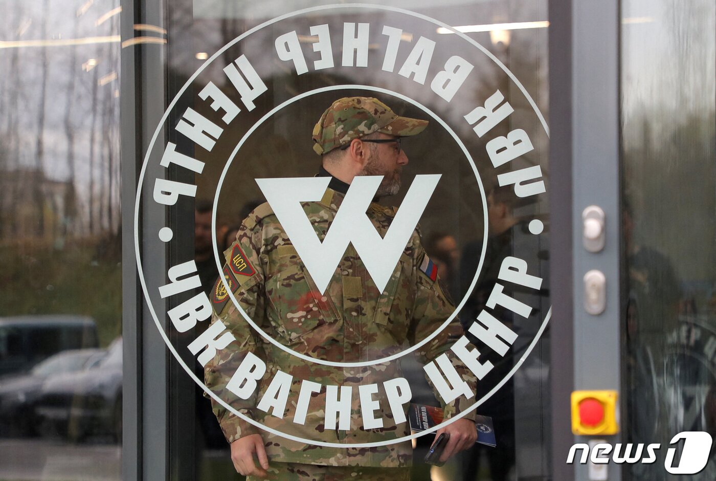 본문 이미지 - 러시아 상트페테르부르크 소재 민간 용병기업(PMC) 와그너그룹 건물. 와그너는 블라디미르 푸틴 대통령 만찬 행사를 도맡아 '푸틴의 요리사'로 알려진 예브고니 프리고진이 2014년 설립했다. 우크라이나 정부군과 돈바스 전투에서 러시아군을 비밀리에 지원해왔으며 시리아·아프리카 등지에서 활동했다. 2022.11.04 ⓒ 로이터=뉴스1 ⓒ News1 정윤미 기자