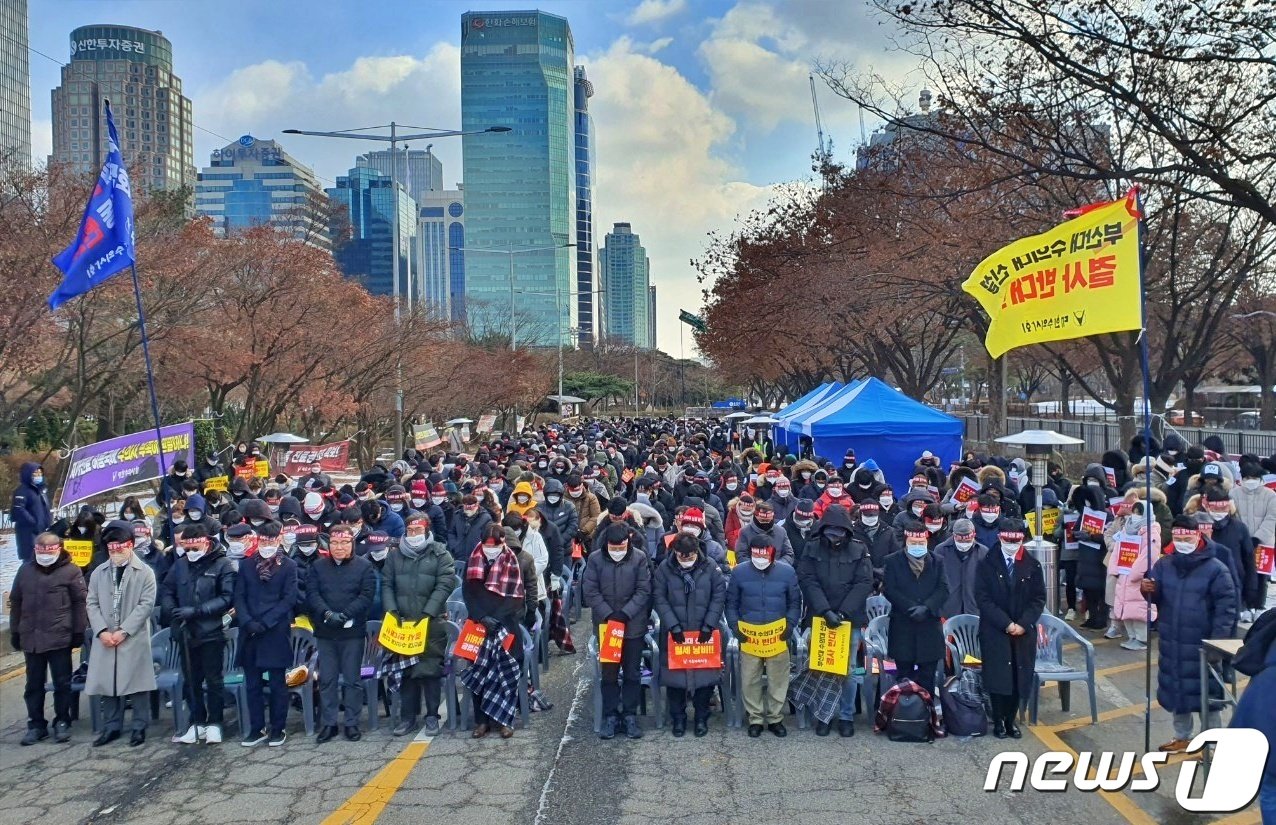 22일 서울 영등포구 국회 인근에서는 &#39;부산대학교 수의과대학 신설 저지 및 동물진료권 확보 전국 수의사 결의대회&#39;가 열렸다.&#40;대한수의사회 제공&#41; ⓒ 뉴스1