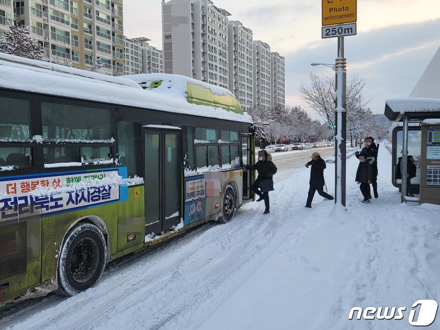 본문 이미지 - 대설경보가 발효된 23일 오전 전북 전주시 효자동의 한 버스정류장에서 출근하는 시민들이 버스에 탑승하고 있다. 2022.12.23/뉴스1 ⓒ News1 강교현 기자
