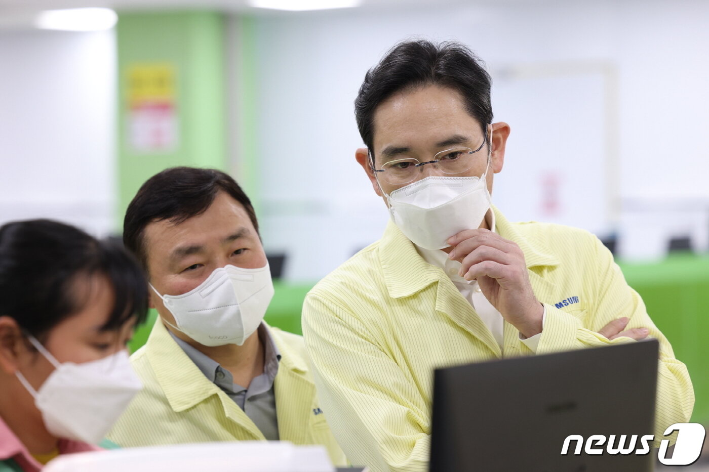 본문 이미지 - 이재용 삼성전자 회장 베트남 하노이 인근의 삼성전자 법인(SEV)을 방문, 스마트폰 생산 공장을 점검하고 있다. (삼성전자 제공) 2022.12.23/뉴스1
