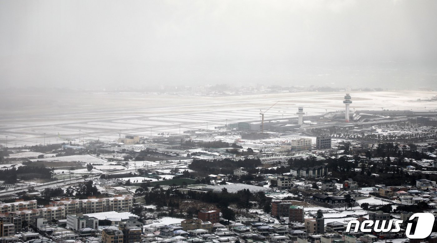 23일 오전 제주시 노형동 제주드림타워 복합리조트에서 바라본 제주국제공항 활주로에 눈보라가 치고 있다.2022.12.23/뉴스1 ⓒ News1 오미란 기자