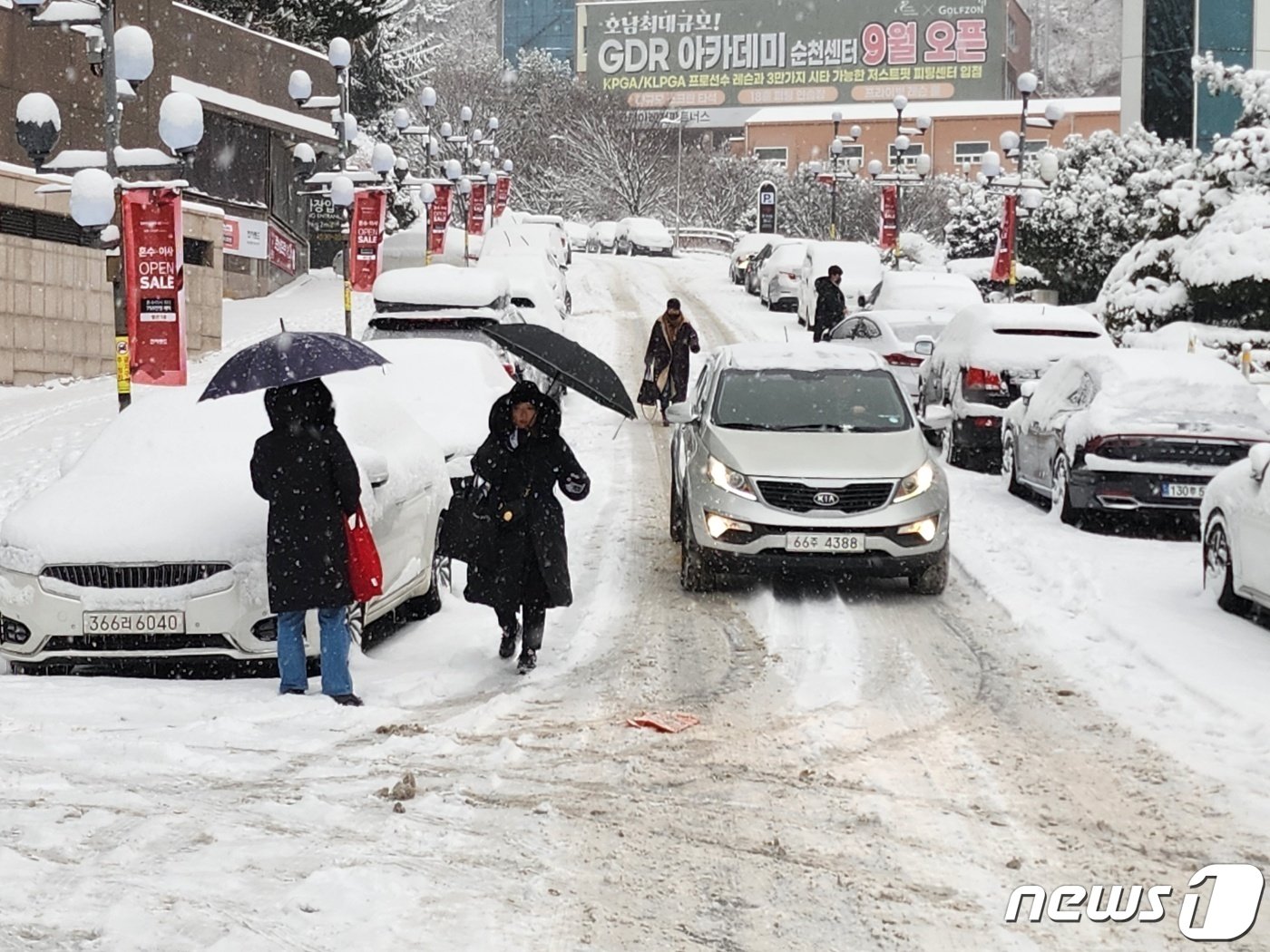 23일 오전 대설특보가 발효된 광주·전남 지역에 전날부터 내린 눈으로 시민들이 방한장비로 중무장한 채 출근길에 오르고 있다.2022.12.23/뉴스1 ⓒ News1 김동수 기자