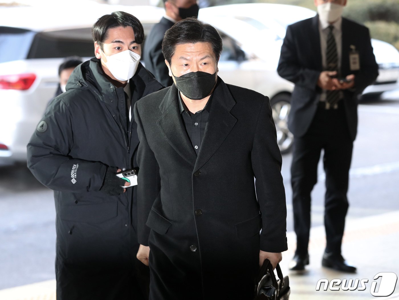 본문 이미지 - 이태원 참사로 구속영장이 청구된 이임재 전 용산경찰서장이 23일 오전 서울 마포구 서울서부지방법원에서 열리는 영장실질심사에 출석하고 있다. 2022.12.23/뉴스1 ⓒ News1 구윤성 기자