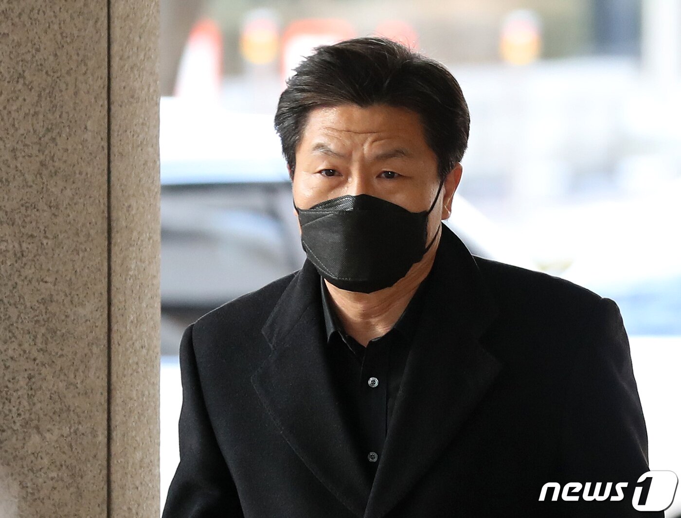 본문 이미지 - 이태원 참사로 구속영장이 청구된 이임재 전 용산경찰서장이 23일 오전 서울 마포구 서울서부지방법원에서 열리는 영장실질심사에 출석하고 있다. 2022.12.23/뉴스1 ⓒ News1 구윤성 기자