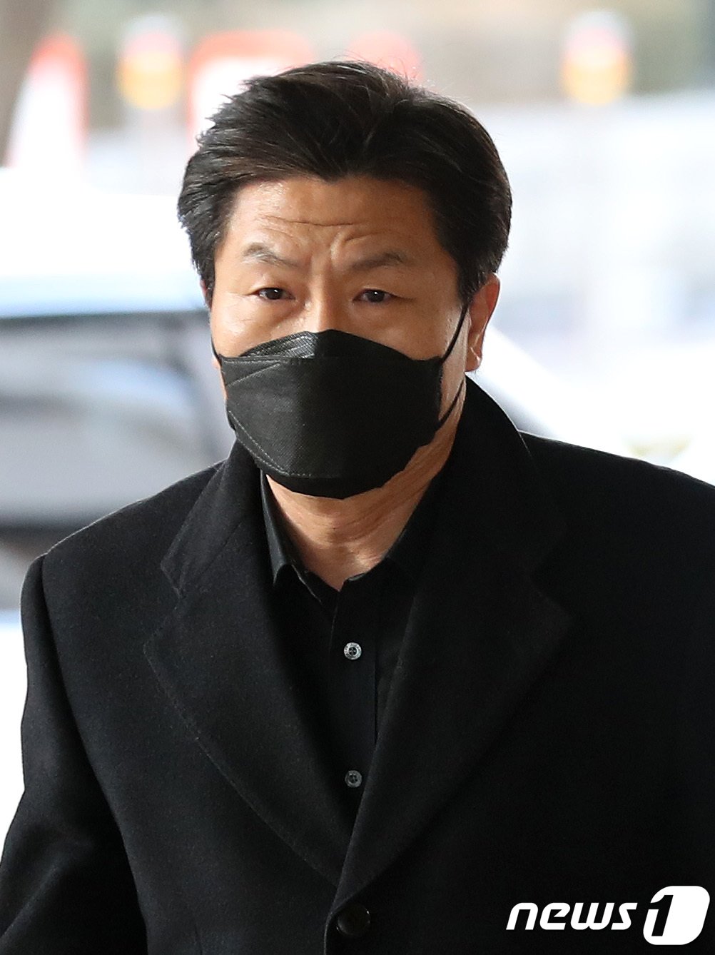 본문 이미지 - 이태원 참사로 구속영장이 청구된 이임재 전 용산경찰서장이 23일 오전 서울 마포구 서울서부지방법원에서 열리는 영장실질심사에 출석하고 있다. 이 전 서장은 핼러윈 기간 경찰 인력을 더 투입해야 한다는 보고에도 사전 조치를 하지 않고 참사 이후에도 적절한 구호 조치를 하지 않아 인명피해를 키운 혐의 등을 받는다. 2022.12.23/뉴스1 ⓒ News1 구윤성 기자