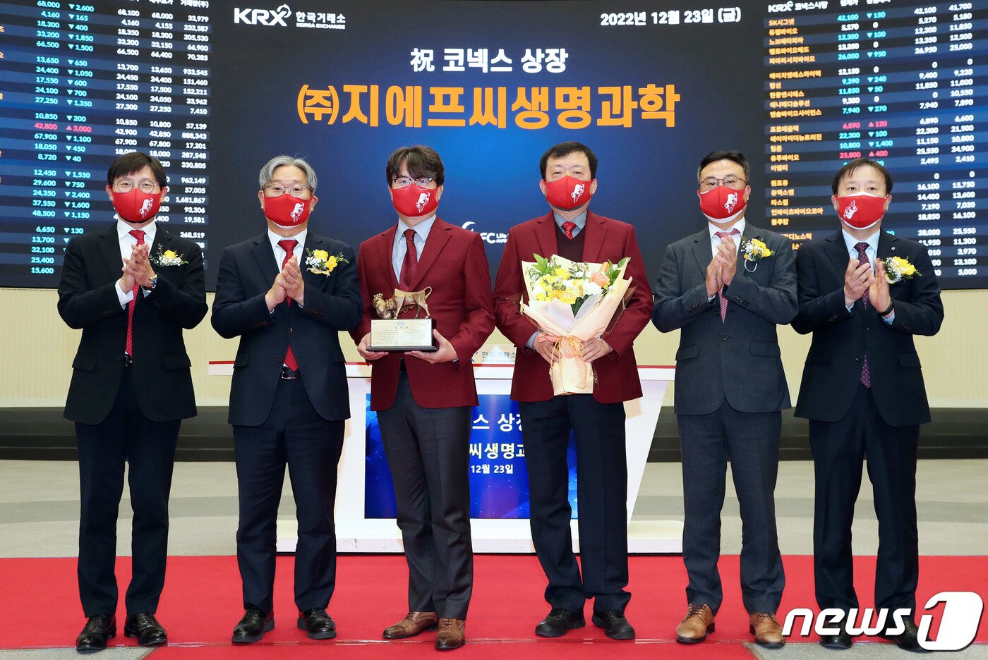 본문 이미지 - 23일 오전 서울 영등포구 한국거래소에서 열린 지에프씨생명과학 코넥스시장 상장기념식에서 박영철 코넥스협회 수석부회장&#40;왼쪽부터&#41;, 홍순욱 한국거래소 코스닥시장본부장, 강희철 지에프씨생명과학 대표이사, 표형배 지에프씨생명과학 대표이사, 박성준 대신증권 IB 부문장, 유도석 한국IR협의회 상무가 기념촬영을 하고 있다. &#40;한국거래소 제공&#41; 