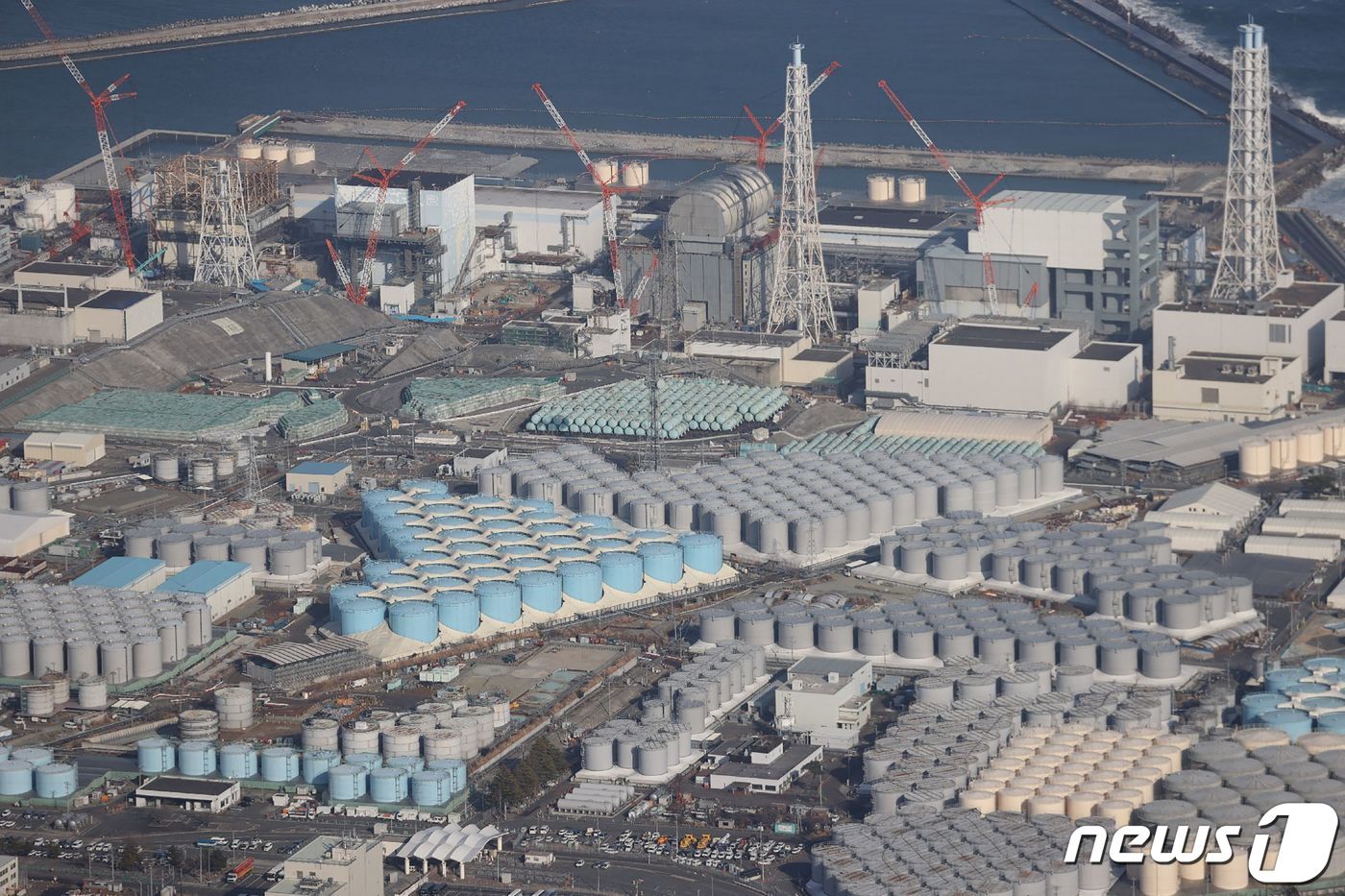 본문 이미지 - 일본 후쿠시마 제1원자력발전소 내 방사성 오염수 저장 탱크. ⓒ AFP=뉴스1