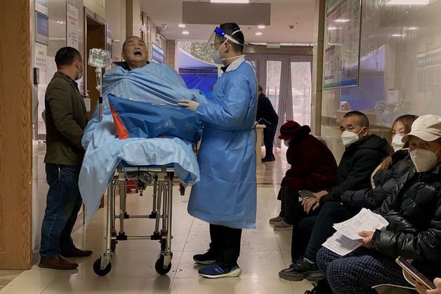 '등산 친구' 사는 中동행경제…상하이시 '노인 병원 동행' 제도화