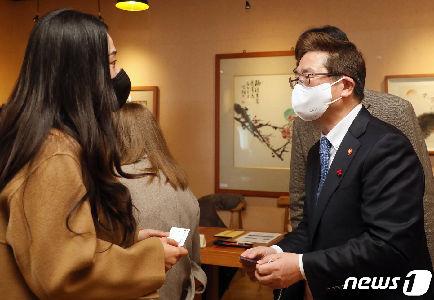 본문 이미지 - 박보균 문화체육관광부 장관(오른쪽)이 23일 전북 전주시 행원에서 열린 '전주 청년문화예술인 간담회'에 참석해 참석자들과 인사를 나누고 있다. 2022.12.23/뉴스1 ⓒ News1 유경석 기자