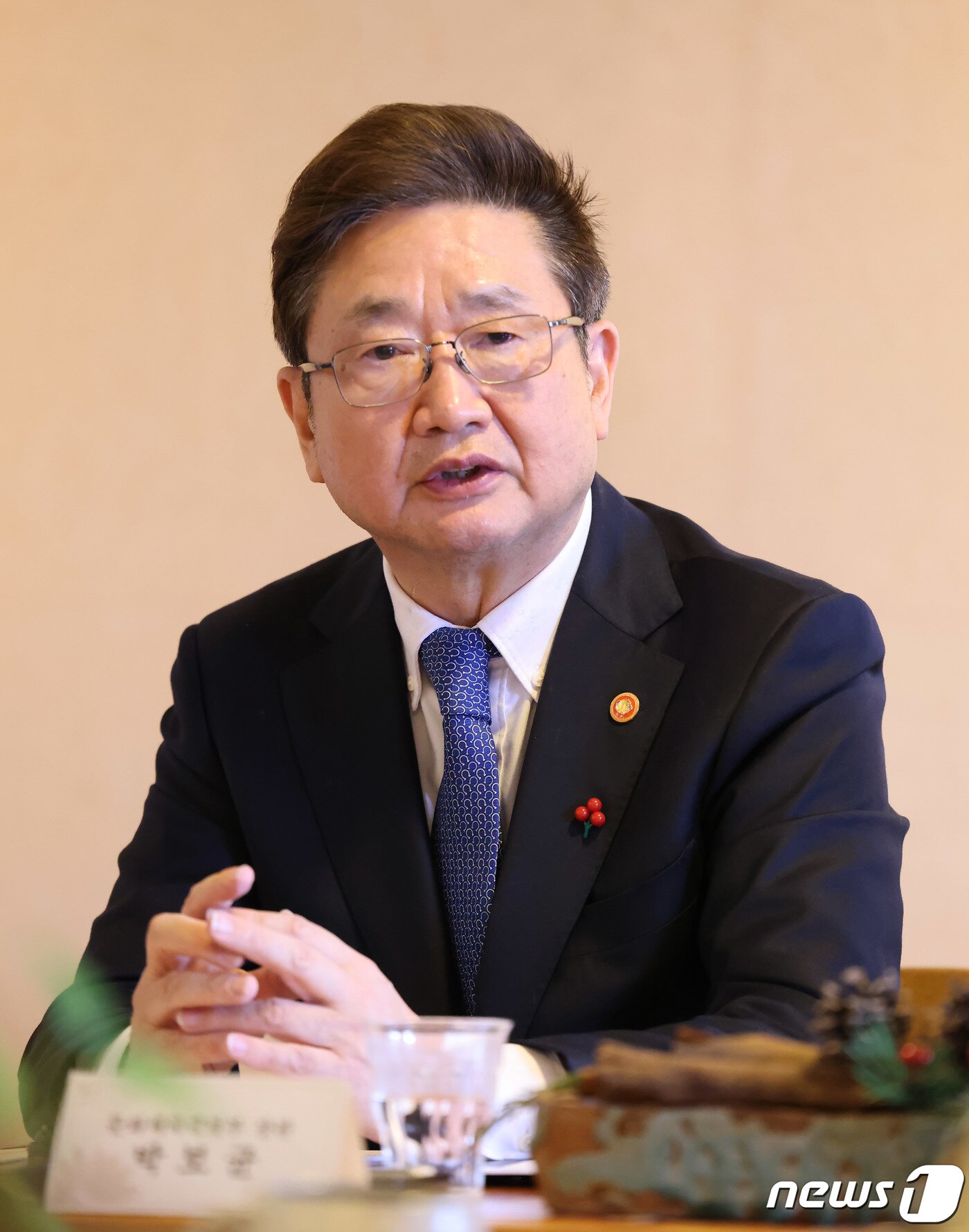 본문 이미지 - 박보균 문화체육관광부 장관이 23일 전북 전주시 완산구에 위치한 전주 미래유산 18호 '행원'에서 청년예술인 간담회를 하고 있다. (문화체육관광부 제공) 2022.12.23/뉴스1