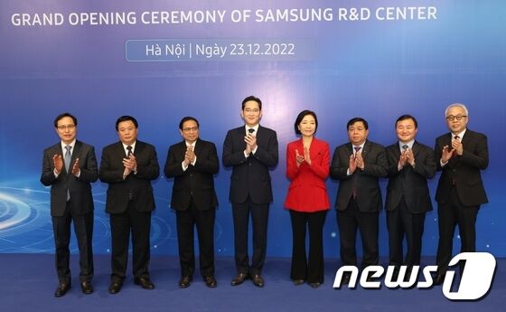 이재용 삼성전자 회장이 2022년 베트남 하노이시에서 열린 삼성 R&D센터 준공식에서 참석자들과 기념촬영을 하고 있다. (삼성전자 제공) 2022.12.23/뉴스1