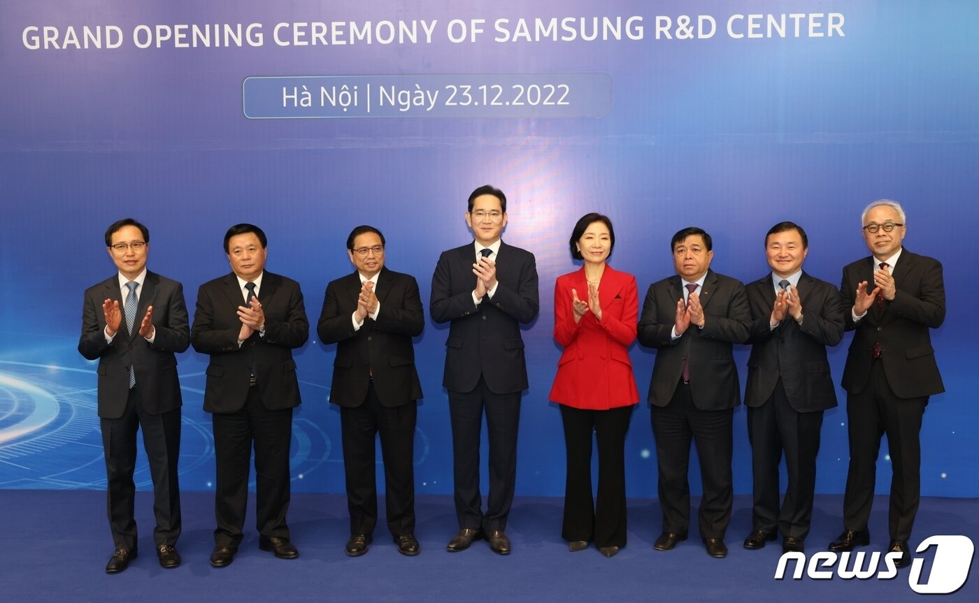 본문 이미지 - 이재용 삼성전자 회장이 2022년 베트남 하노이시에서 열린 삼성 R&D센터 준공식에서 참석자들과 기념촬영을 하고 있다. (삼성전자 제공) 2022.12.23/뉴스1
