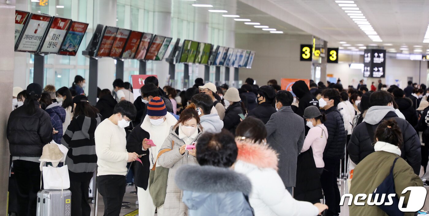 본문 이미지 - 23일 오후 제주국제공항 3층 출발 대합실에 있는 항공사별 체크인 카운터 앞이 항공권을 잡으려는 이용객들로 북적이고 있다.2022.12.23/뉴스1 ⓒ News1 오미란 기자