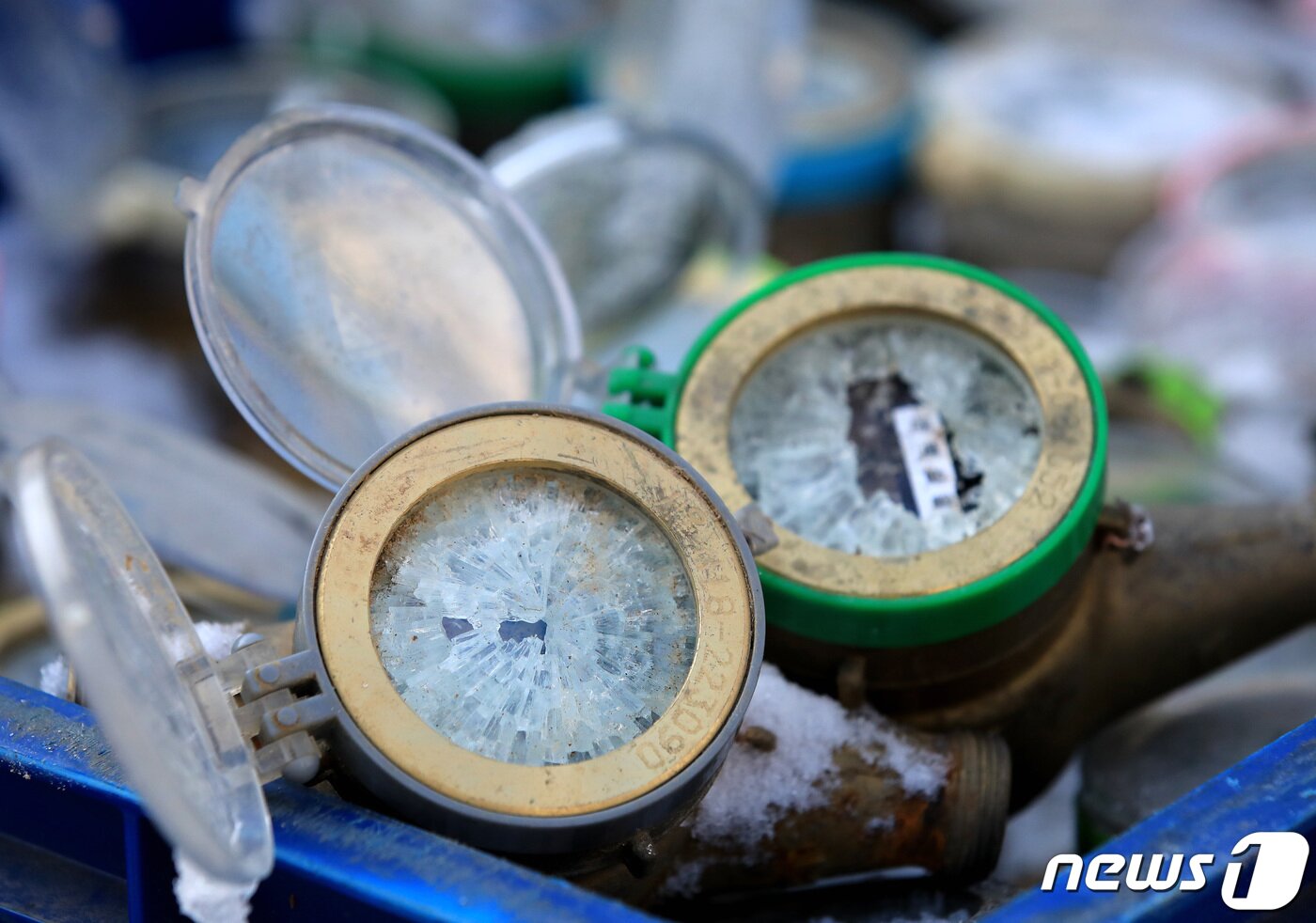본문 이미지 - 지난 23일 서울 종로구 중부수도사업소 효자가압장에 동파된 수도계량기가 놓여 있다. 2022.12.23/뉴스1 ⓒ News1 구윤성 기자
