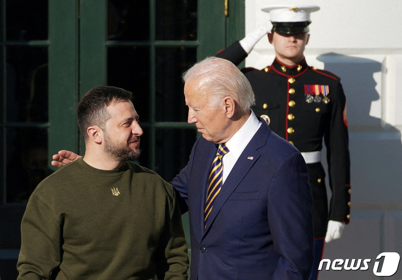 본문 이미지 - 조 바이든 미국 대통령이 지난 2022년 12월21일&#40;현지시간&#41; 백악관에서 볼로디미르 젤렌스키 우크라이나 대통령을 환영하고 있는 모습. 2022.12.21/뉴스1 ⓒ 로이터=뉴스1 ⓒ News1 김민수 기자