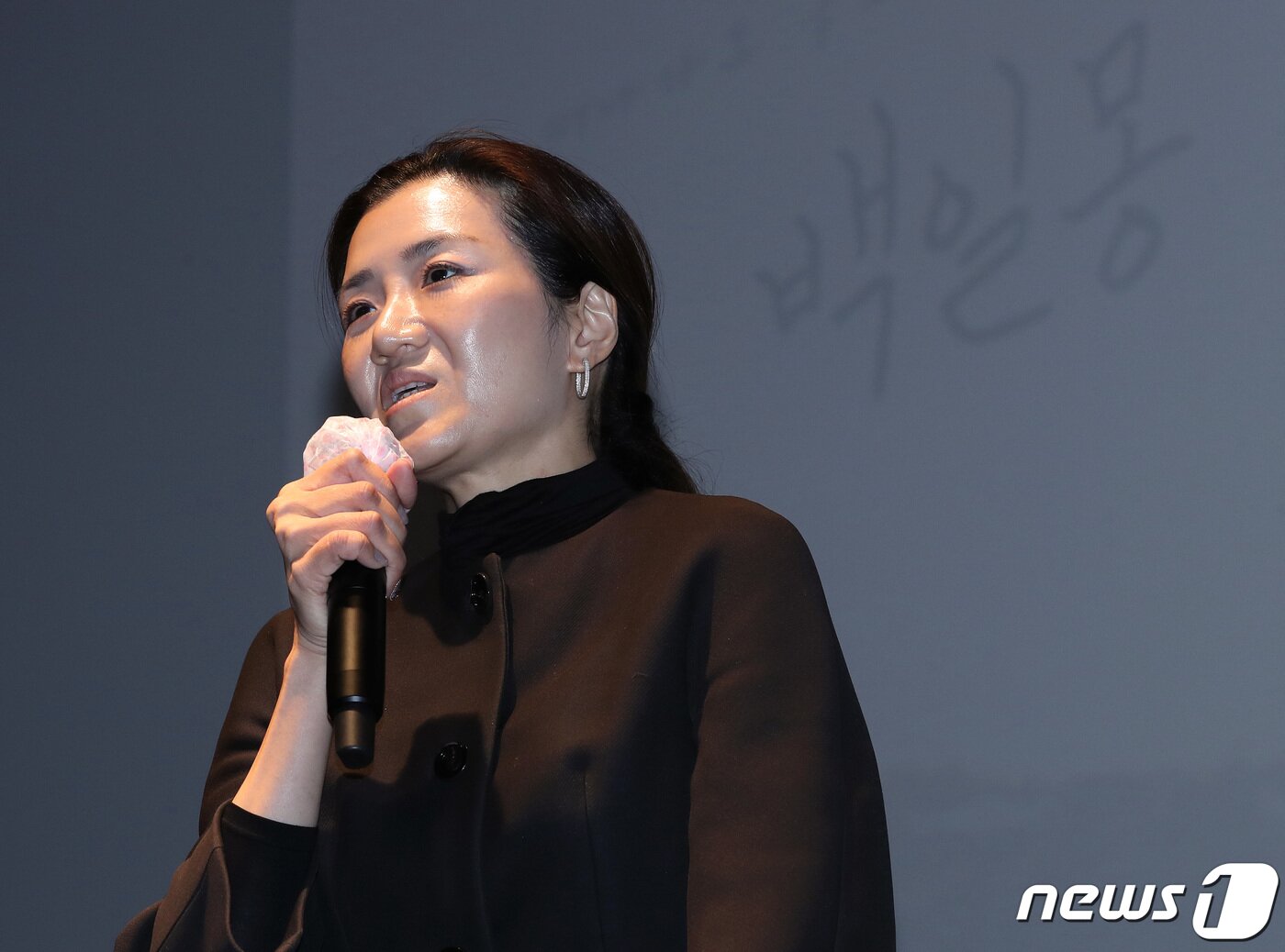 본문 이미지 - 조현민 한진 미래성장전략 및 마케팅 총괄 사장이 23일 오후 서울 종로구 씨네큐브 광화문에서 열린 로지테인먼트 단편영화 '백일몽' 공개행사에서 인사말을 하고 있다. 2022.12.23/뉴스1 ⓒ News1 구윤성 기자