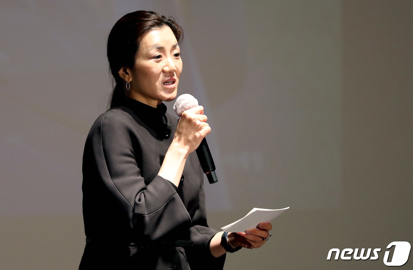 본문 이미지 - 조현민 한진 미래성장전략 및 마케팅 총괄 사장이 23일 오후 서울 종로구 씨네큐브 광화문에서 열린 로지테인먼트 단편영화 '백일몽' 공개행사에서 인사말을 하고 있다. 2022.12.23/뉴스1 ⓒ News1 구윤성 기자