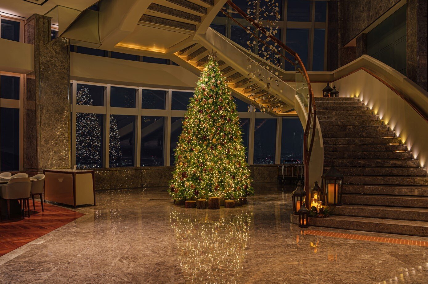 본문 이미지 - 계단 아래 마련한 크리스마스 트리(시그니엘 서울 제공)