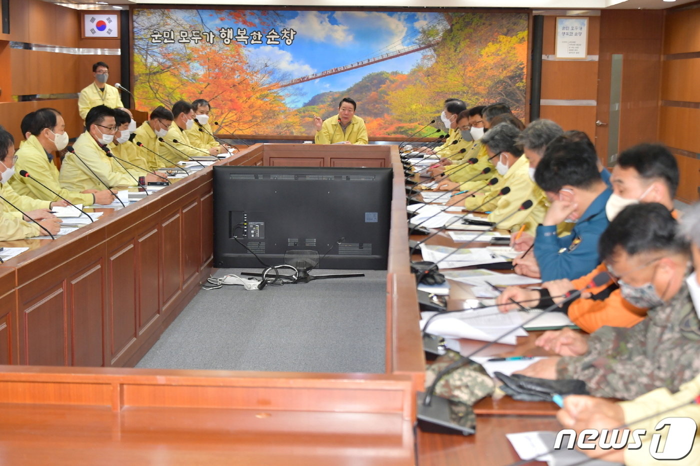 23일 오전 최영일 전북 순창군수가 군청 실·국·과·원·소장과 의용소방대, 군부대 등 유관기관,사회단체 대표 등 30여 명이 참여한 상황판단 회의를 주재하고 있다.2022.12.23.&#40;순창군 제공&#41;/뉴스1