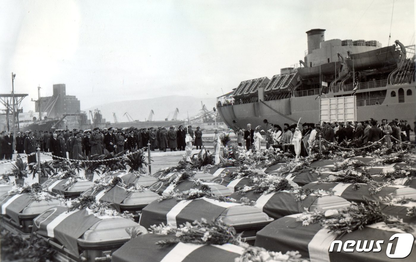 본문 이미지 - 고국으로 돌아간 그리스군 전사자들.(유엔평화기념관 제공)