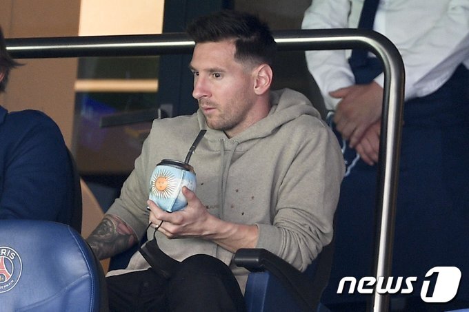 본문 이미지 - 메시가 마테나무 잎을 우려 마시는 아르헨티나 등 남미 지역 전통차 마테를 즐기는 모습은 그가 오랜 유럽 생활에서도 고국의 정체성을 잃지 않으려는 노력 중 하나였다. 사진 출처는 프랑스 리그1 트위터 게시물.