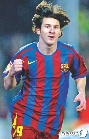 본문 이미지 - 2006년 바르셀로나 B클럽에서 활약하던 리오넬 메시. ⓒ AFP=뉴스1 자료 사진