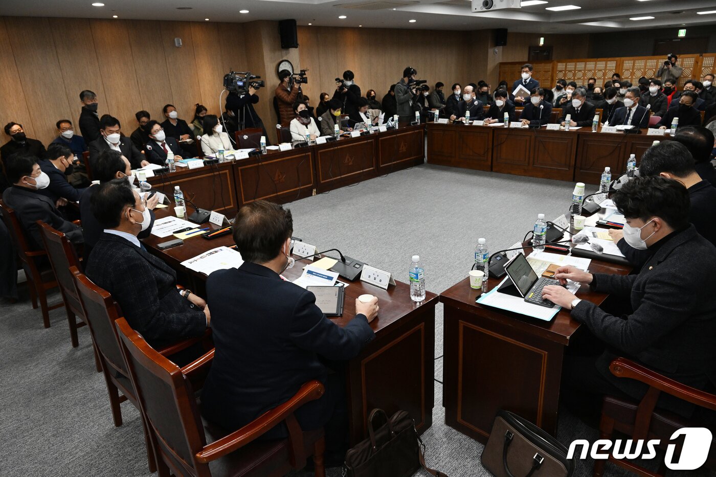 본문 이미지 - 우상호 국회 용산 이태원 참사 진상규명과 재발방지를 위한 국정조사특별위원회 위원장을 비롯한 위원들이 23일 오후 서울 용산구청 찾아 참사 당시 대응이 적절했는지 현장조사를 실시하고 있다./뉴스1 ⓒ News1 국회사진취재단