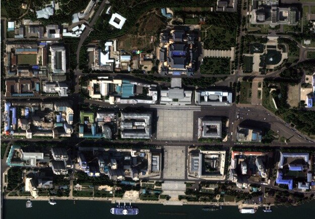 본문 이미지 - 국토위성으로 찍은 김일성 광장(국토부 제공)