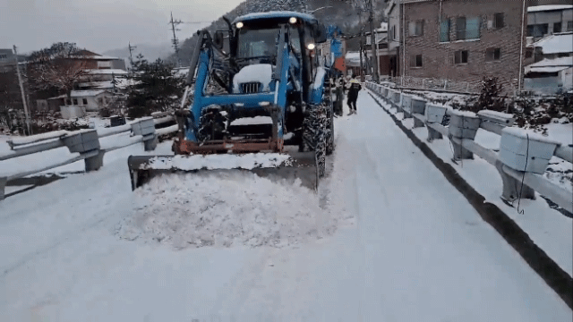 본문 이미지 - 23일 최대 63.4㎝의 폭설이 내린 전북 순창에서는 의용소방대가 제설을 위해 개인 트랙터까지 몰고 거리로 나섰다.(전북소방본부 제공)2022.12.23/뉴스1