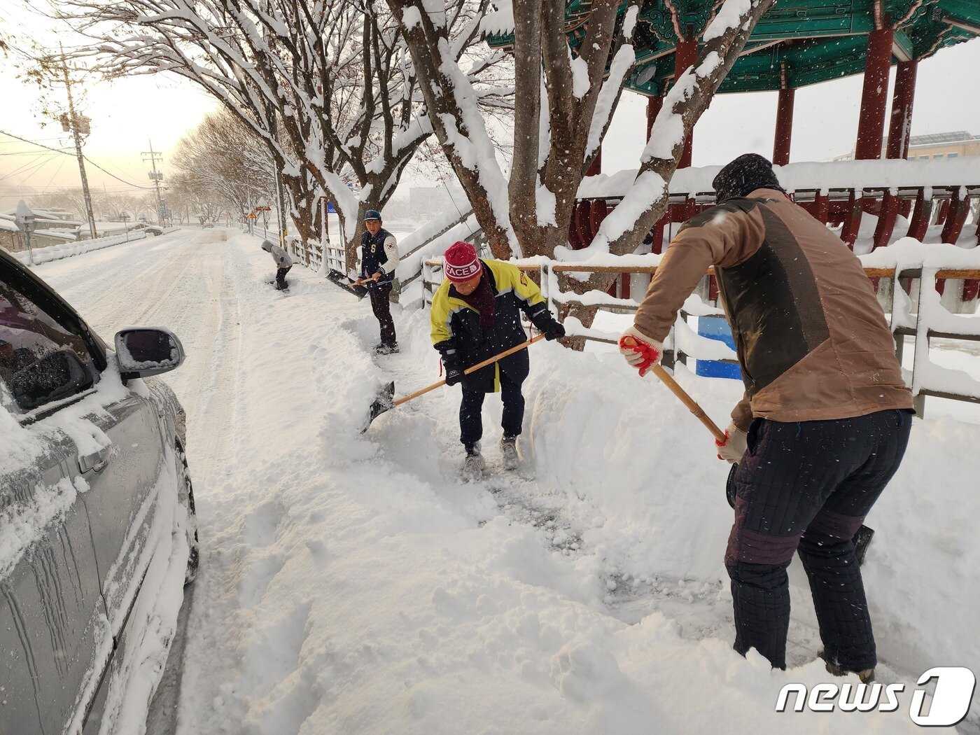 본문 이미지 - 23일 최대 63.4㎝의 폭설이 내린 전북 순창에서는 의용소방대가 제설 작업을 펼치고 있다.(전북소방본부 제공)2022.12.23/뉴스1