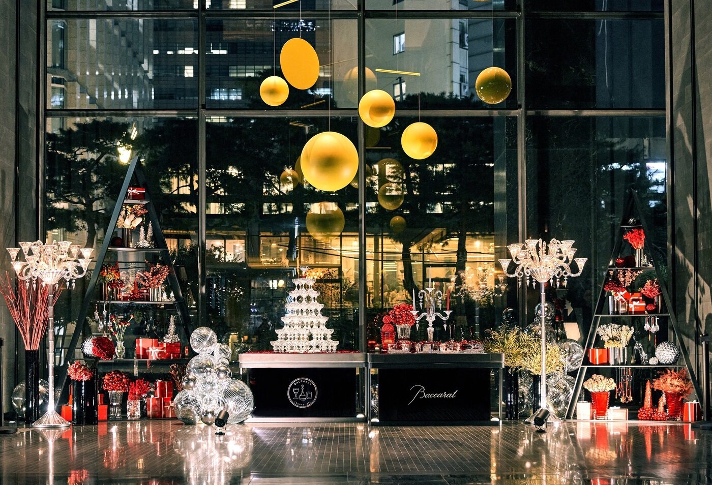 본문 이미지 - '바카라'(BACCARAT) 협업 페스티브 장식(포시즌스 호텔 제공)